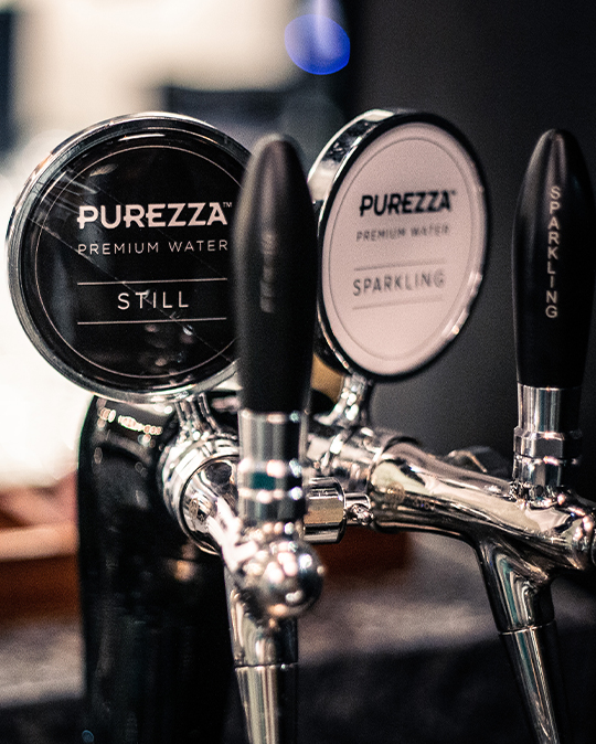 Purezza musserende vannkran som blir brukt på en restaurant